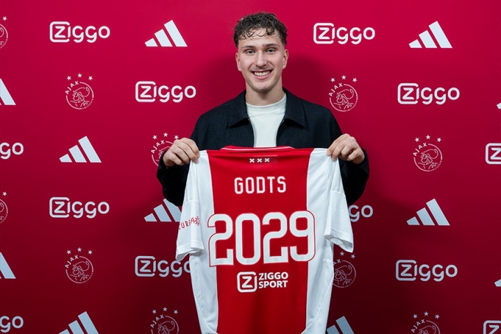 记者：曼联与阿贾克斯正式接触，商谈20岁边锋霍茨转会