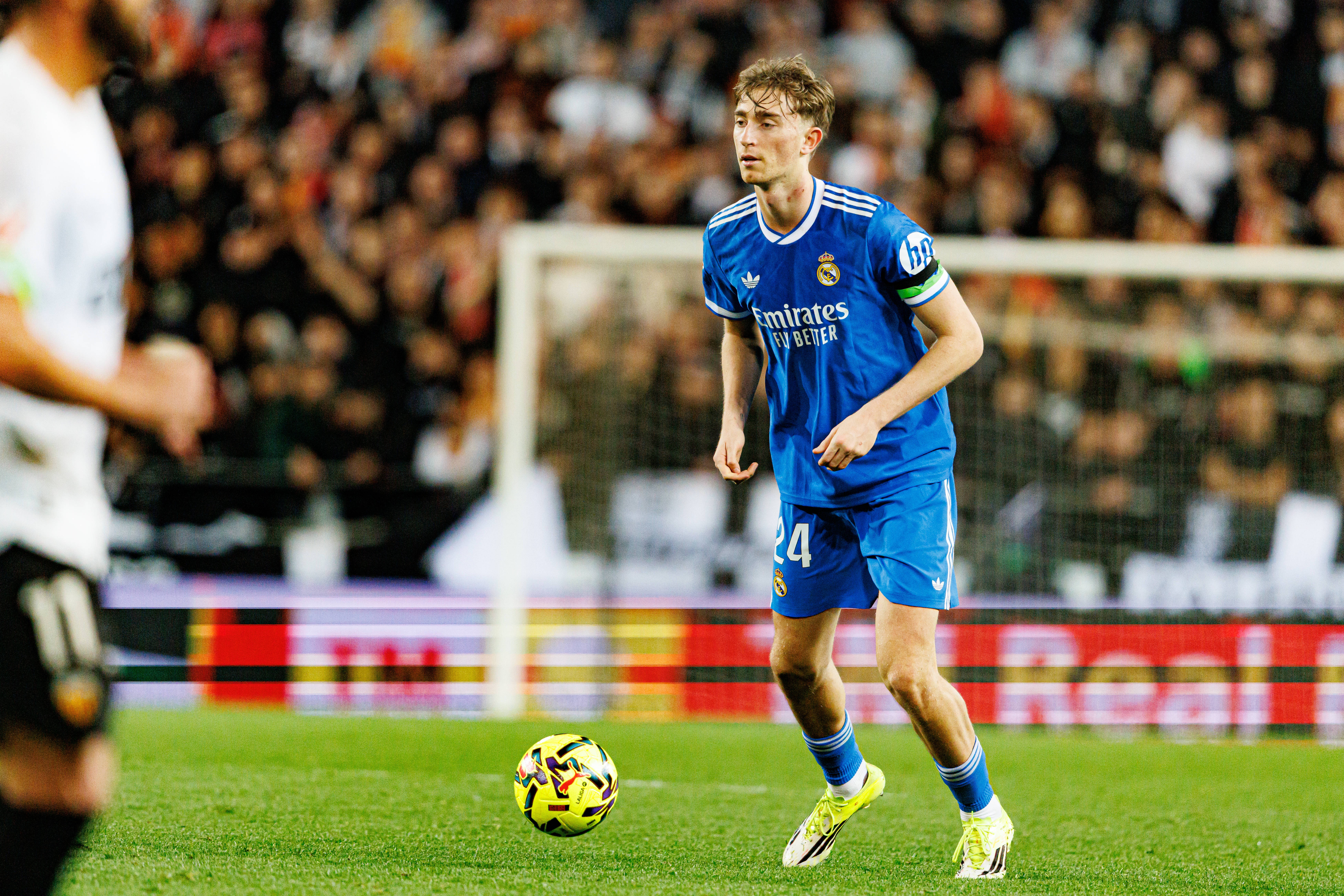 马卡：皇马将身穿深蓝色球衣对阵曼城，预计1200名皇马球迷到场