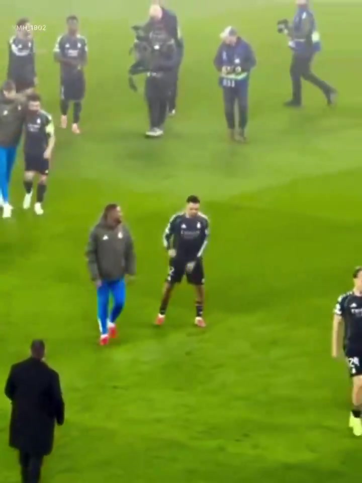 阿诺德赛后疑似模仿多库盘带，皇马球迷热议：他在比划他要去哪