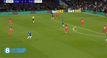 若昂·佩德罗禁区内与帕乔对抗倒地，投诉对方犯规！裁判给了门球