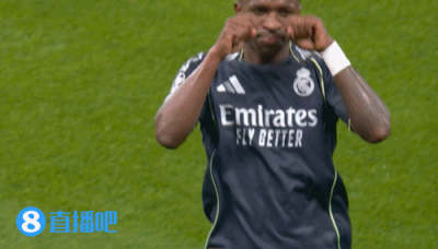 点射破门+4球领先，维尼修斯做哭脸庆祝动作