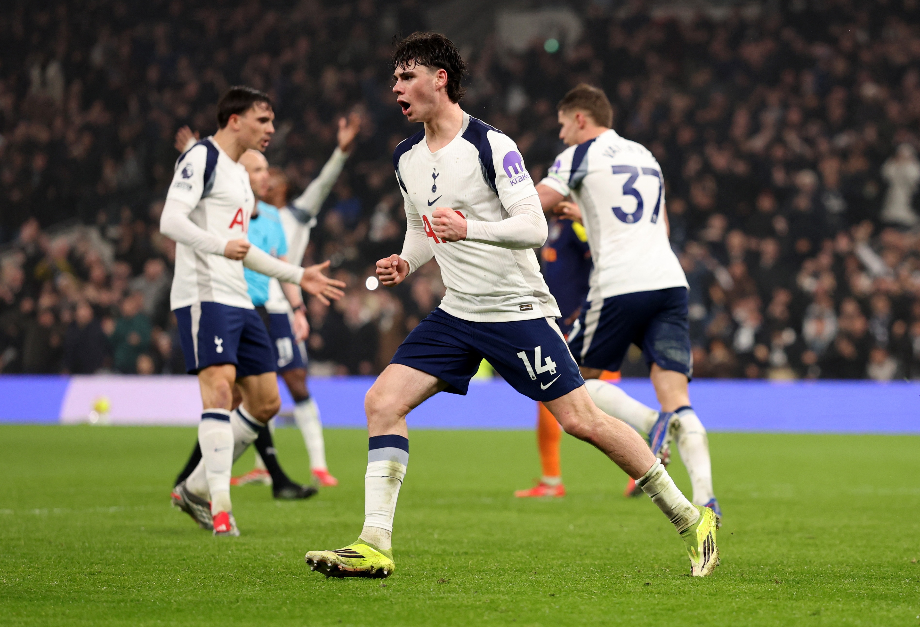 阿奇·格雷超越阿里，成为热刺队史欧冠首发次数最多的U21球员