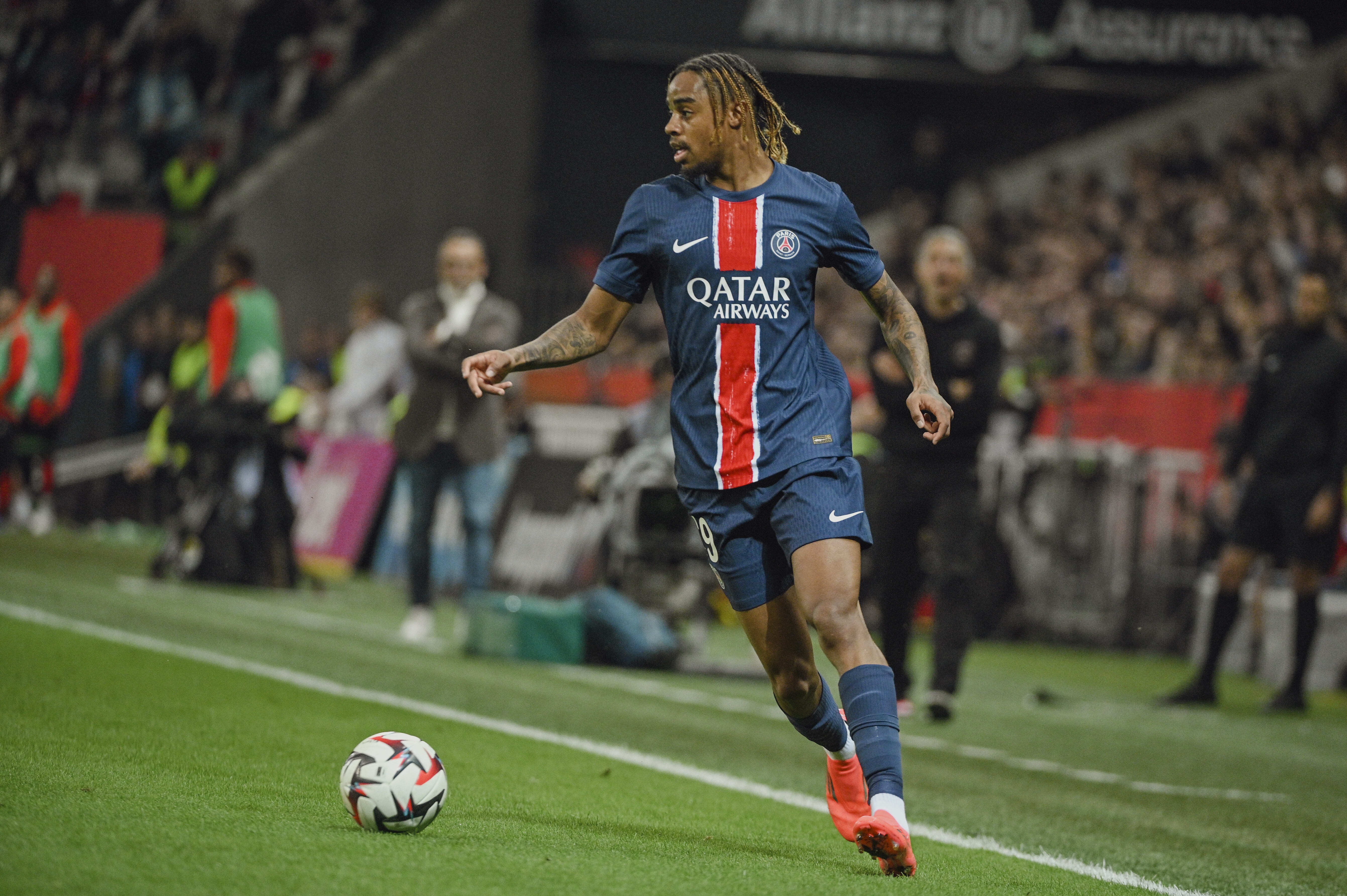 巴黎官方：巴尔科拉右脚踝严重扭伤，可能无法出战欧冠1/4决赛