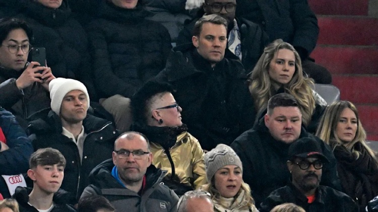 图片报：基米希带家人一同观战拜仁，诺伊尔携妻子观赛