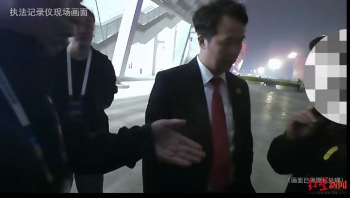 “老赖”看中超被法院执行干警擒住，拒不履行还款义务，拘留15日