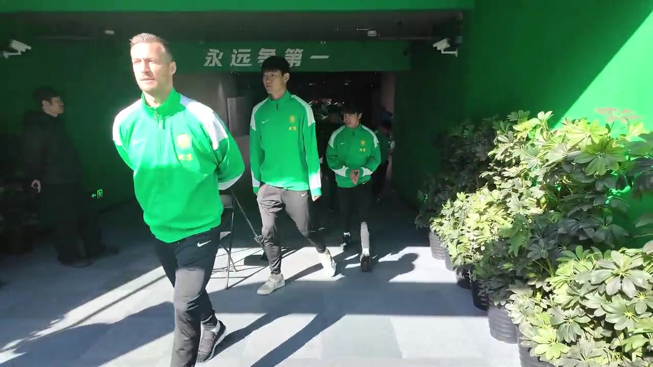 回家了！北京国安一线队回到工体拍摄新赛季全家福
