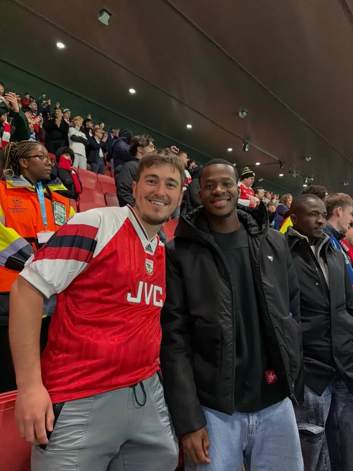 你也是枪迷？小蜜蜂前锋瓦塔拉自费观赛，见证阿森纳晋级欧冠八强