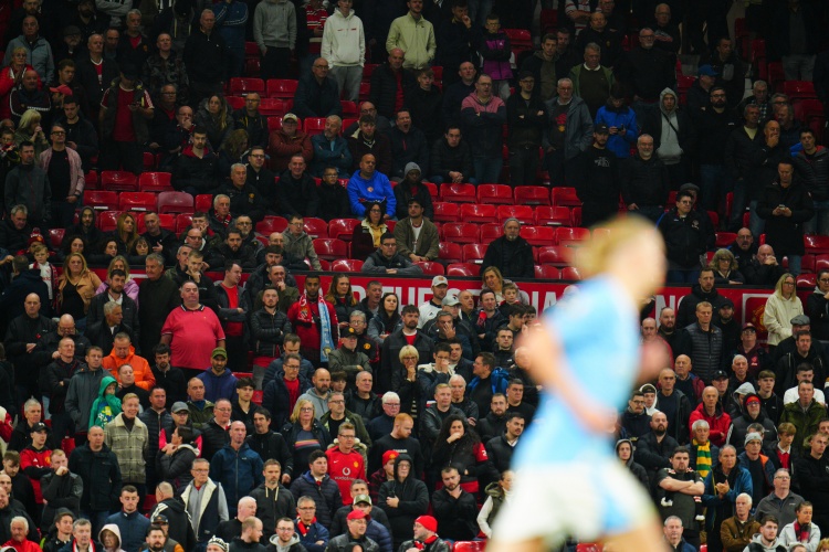 TA：老特拉福德南看台改造VIP席位，500多名球迷被迫换位引发不满