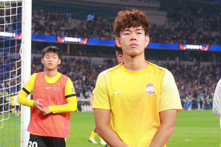 记者:22岁何小珂报名参加苏超并不属实,他近期将回归青岛西海岸