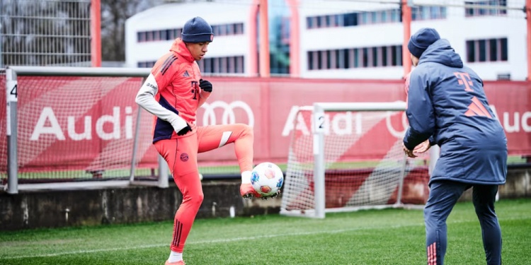 拜仁官网报穆西亚拉训练情况:今天上午完成了个人有球训练