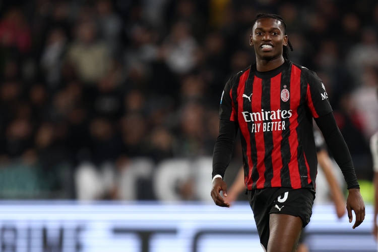 莱奥发布乘坐飞机离开意大利照片!米体:他去找专家治疗耻骨炎