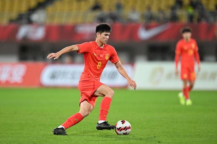 媒体人：陈泽仕是这届国青最好的中场，身材高大而且全能