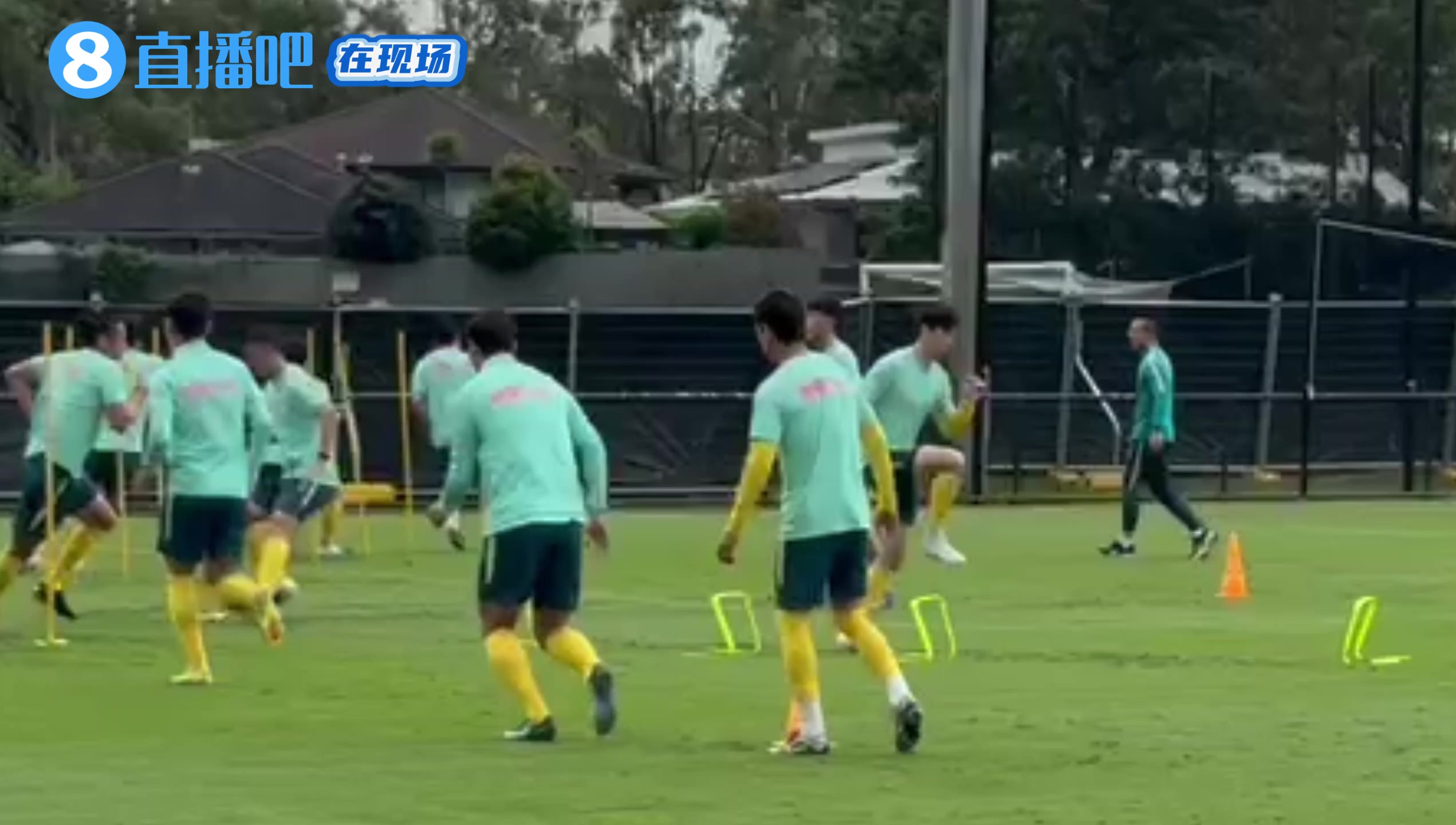 直播吧在现场|直击国足备战库拉索训练:队员冲刺跑 门将练习出球