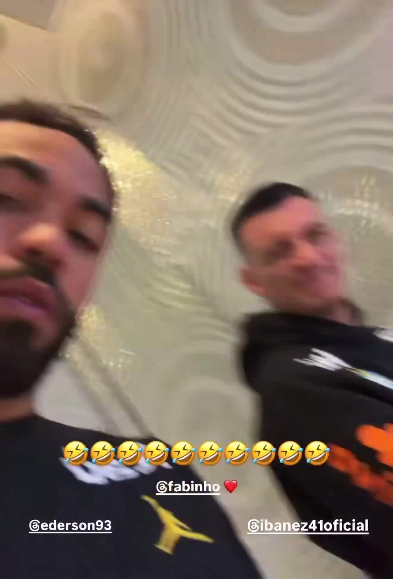         </div>
        <div class=