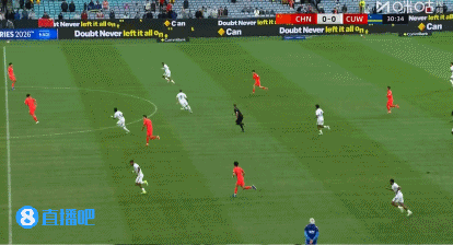 王钰栋中圈拉拽对手战术犯规，第30分钟染黄