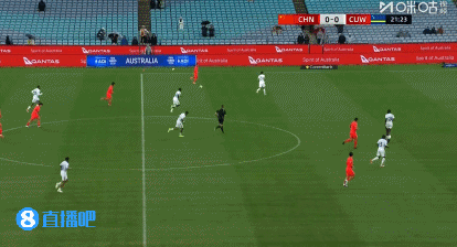 韦世豪1v1无法突破,回撤后传球托大直接出界