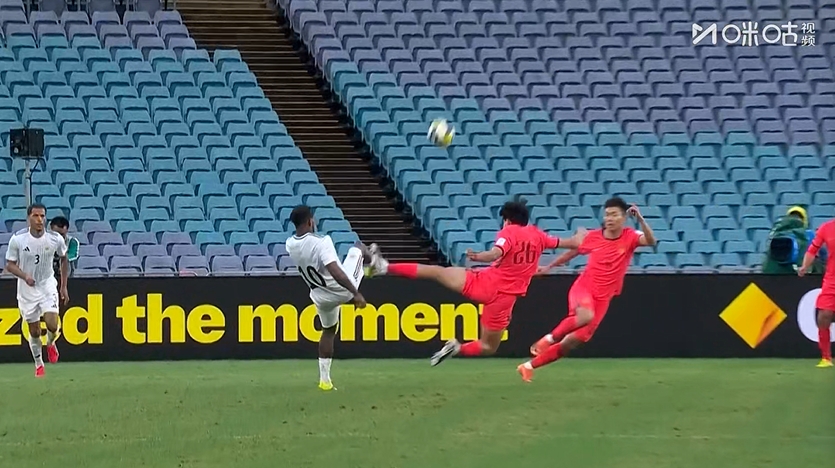 徐彬亮鞋底飞踹!媒体人:徐彬可以换下了,这有点接近武术动作