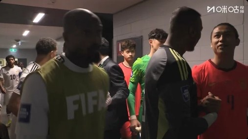 库拉索首发门将罗姆与张玉宁曾是队友,两人在球员通道打招呼