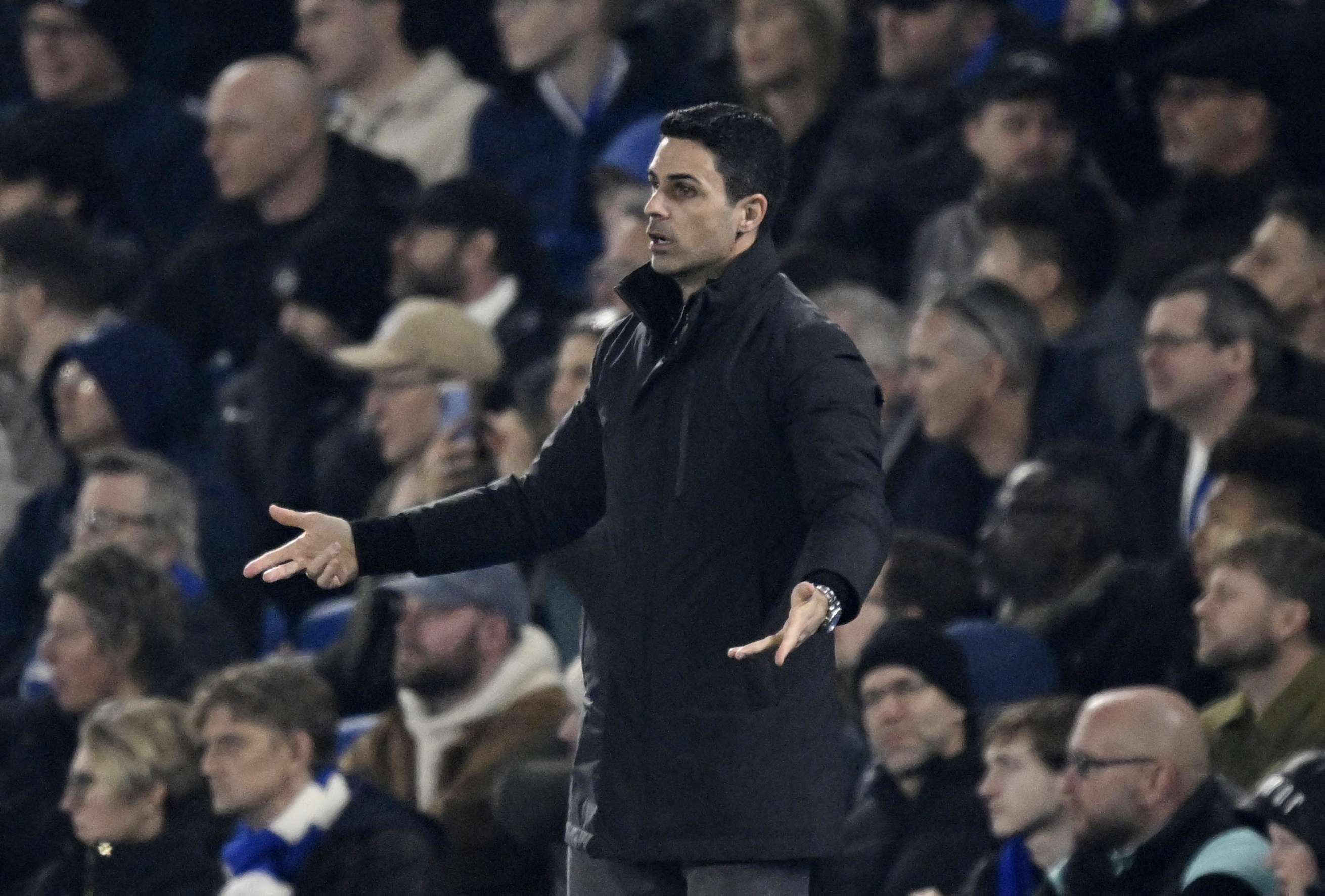 记者：如果获得联赛杯冠军，阿森纳原本计划用香槟酒装满奖杯