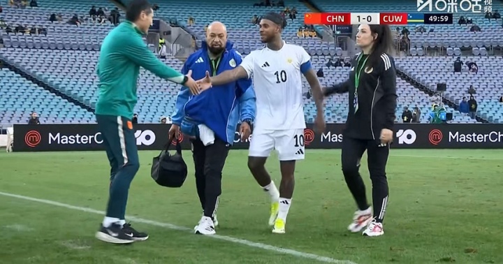 友好!巴库纳接受治疗后在场边与邵佳一握手,后者拍了拍他的头