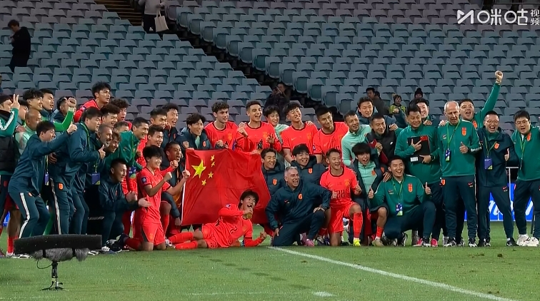2-0击败库拉索！中国男足赛后全体人员进行大合影