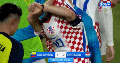 老友重逢!J罗和莫德里奇赛后交换球衣,聊了许久