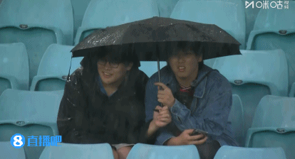 冒雨支持！国足比赛当地时间17点开球，球迷现场观战撑伞看球