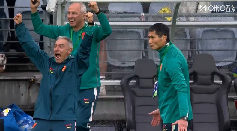 邵导很淡定！国足进球后，助教高举双拳庆祝，邵佳一显得很冷静