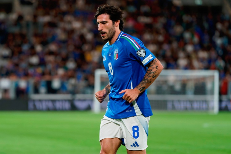 真大腿!自托纳利打进国家队首球以后,他是意大利进球最多的中场