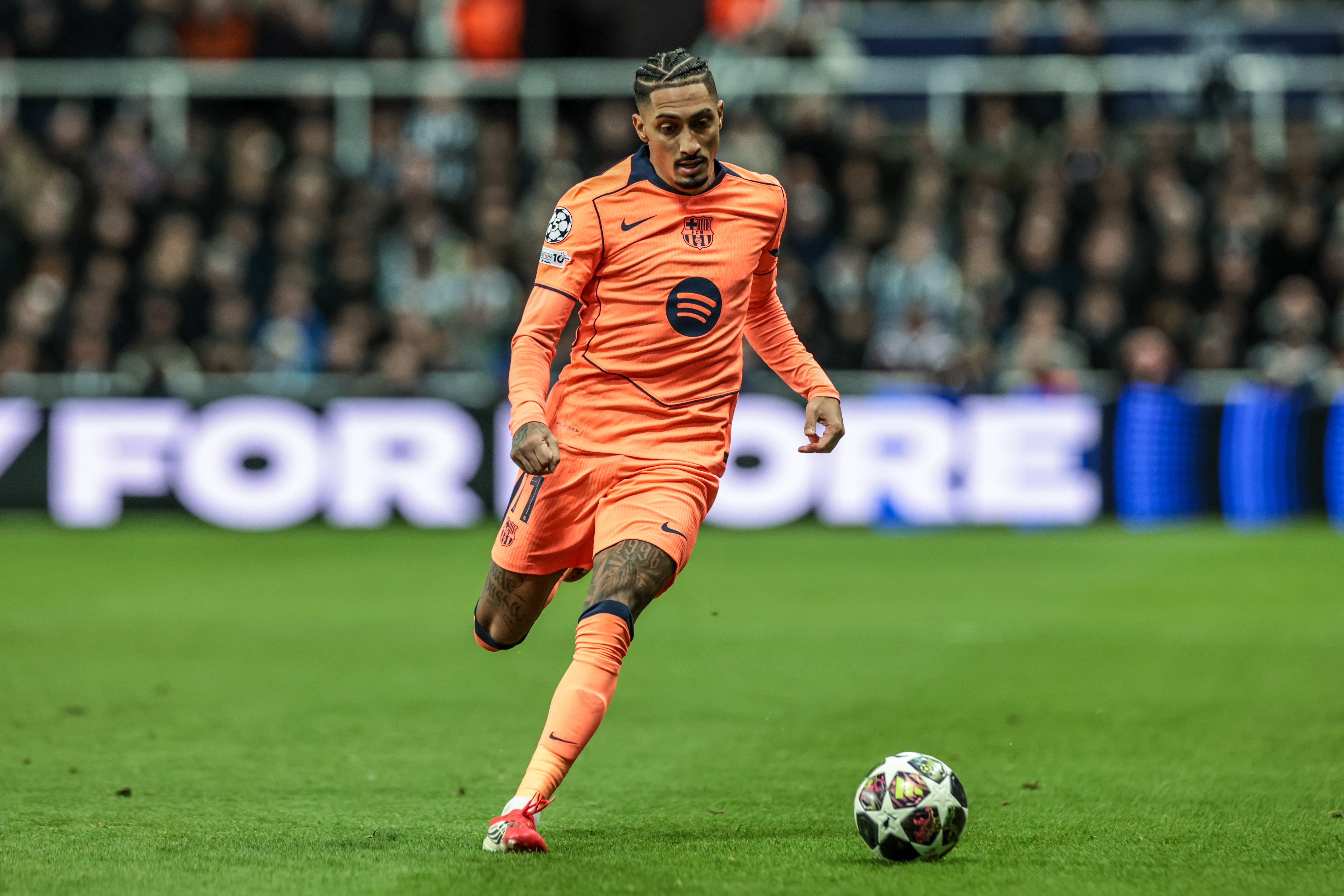 又伤右腿！加泰媒：拉菲伤情巴萨万分担忧，此前同位置伤缺2个月