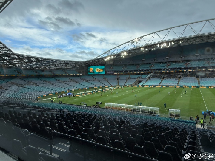 人呢人呢？国足赛前半小时马德兴现场晒照，球场几乎没有球迷