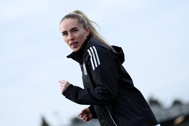 英格兰女足球员孕期不幸流产，月初刚宣布怀孕，男友是卢顿球员