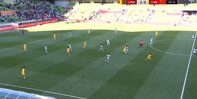 国足vs喀麦隆，转播将喀麦隆的国旗放反了...