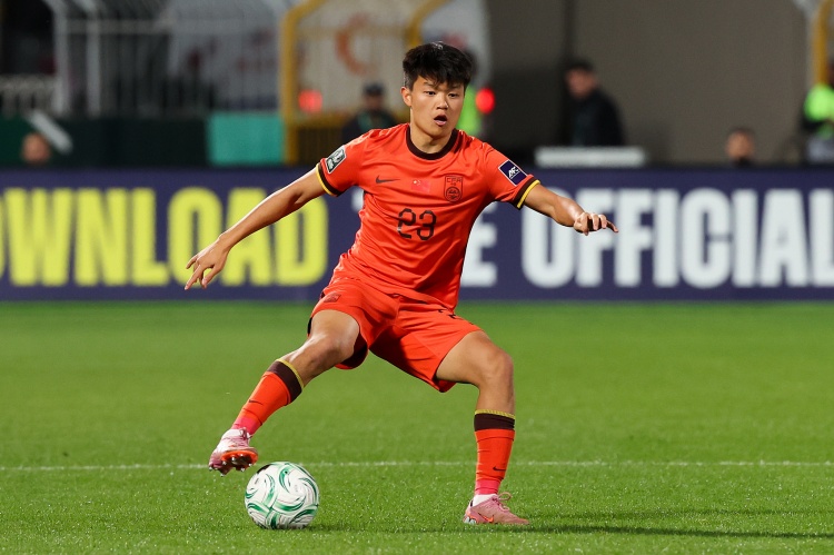 记者：杨希几乎无法拿到球的情况下还在尽力拼抢，往返能力很强