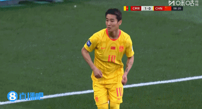 人麻了!国足开场9分钟连丢两球,颜骏凌一脸无奈叉腰摇头