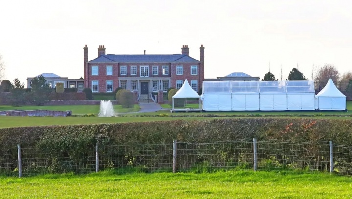 宠妻!太阳报独家:鲁尼为给妻子庆生,在2000万镑豪宅花园搭帐篷