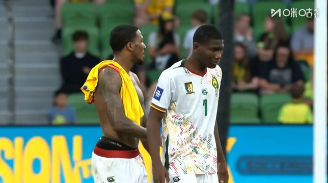 喀麦隆后卫查丘瓦与国足球员互换球衣,现效力狼队+身价1200万欧