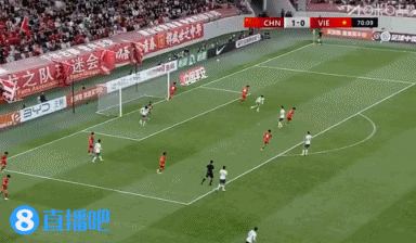 越南U23门将大脚传给前锋形成单刀，国足U23后卫积极回防将球防下