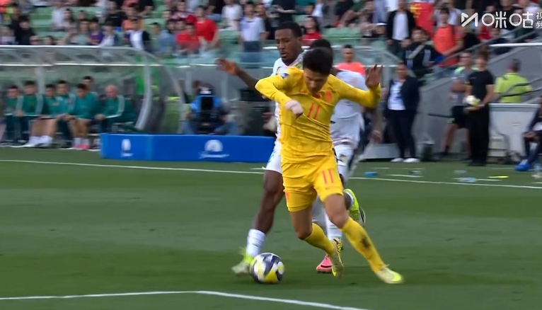 林良铭断球突破造黄牌+任意球!喀麦隆队长查丘瓦从身后犯规