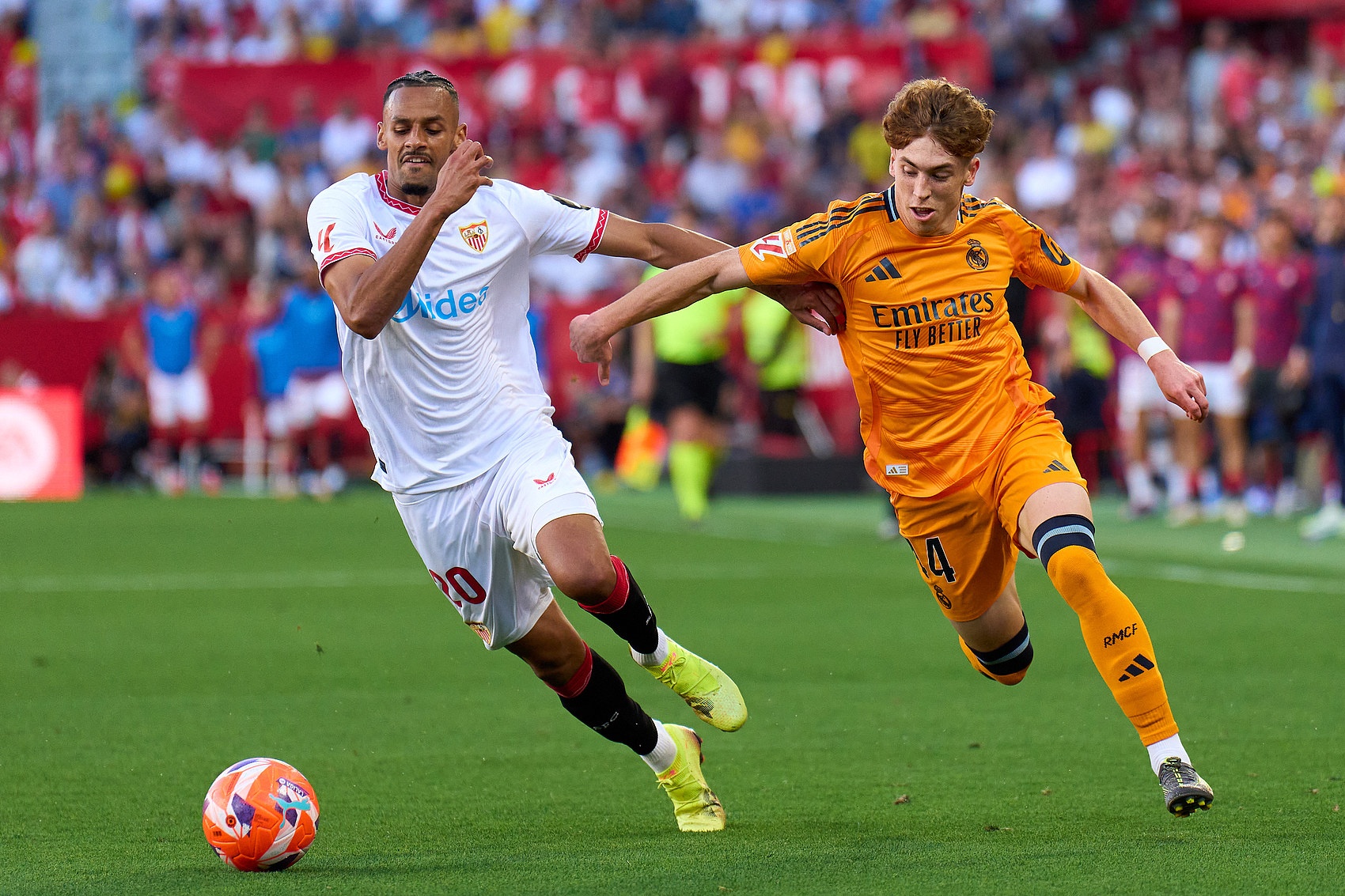 记者:皇马计划让穆尼奥斯和帕斯回归,回购两人将花费1700万欧