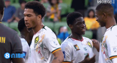 乐了!被罚下的喀麦隆主帅赛后很开心,与球迷笑着击掌