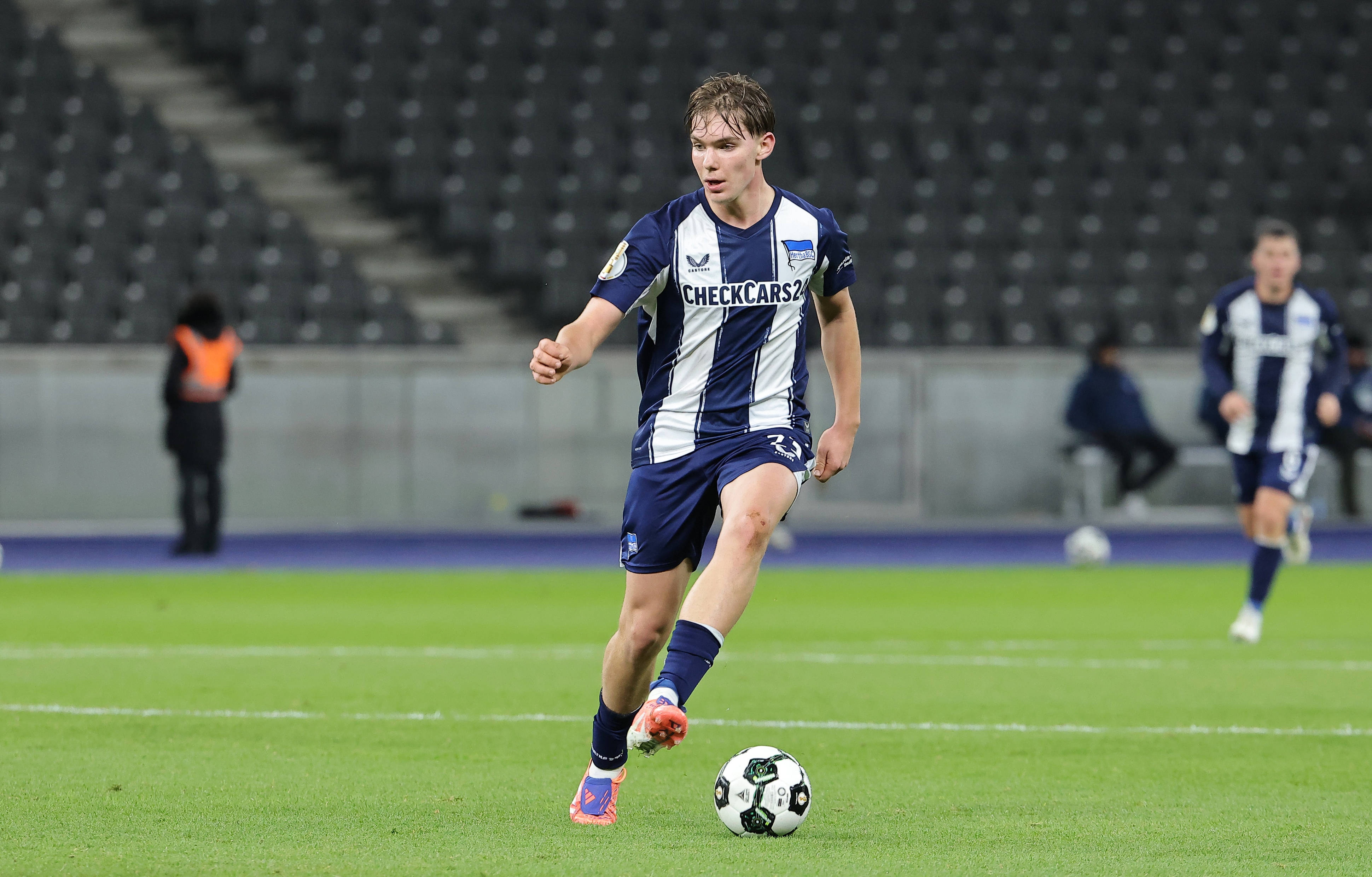 记者：多家俱乐部有意，但药厂已就引进16岁小将艾希霍恩展开谈判