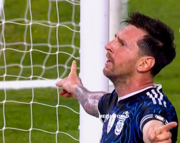 在阿根廷主场收获进球,梅西破门后面向球迷看台庆祝