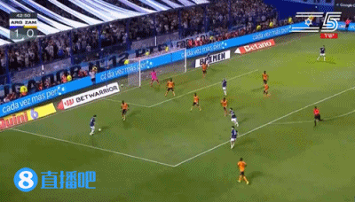 配合心有灵犀！梅西传给麦卡，随后接球小角度抽射破门