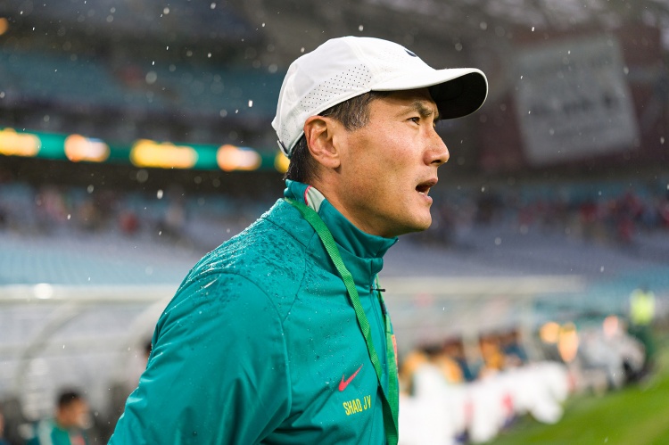 足球报评国足0-2喀麦隆:被打懵后走出困境,考验巨大收获亦多