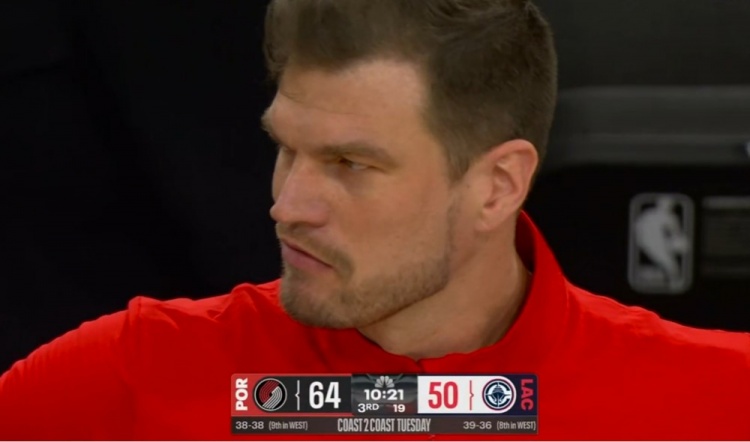 阿夫迪亚快攻上篮要犯规没吹 斯普利特也非常不满抱怨吃T