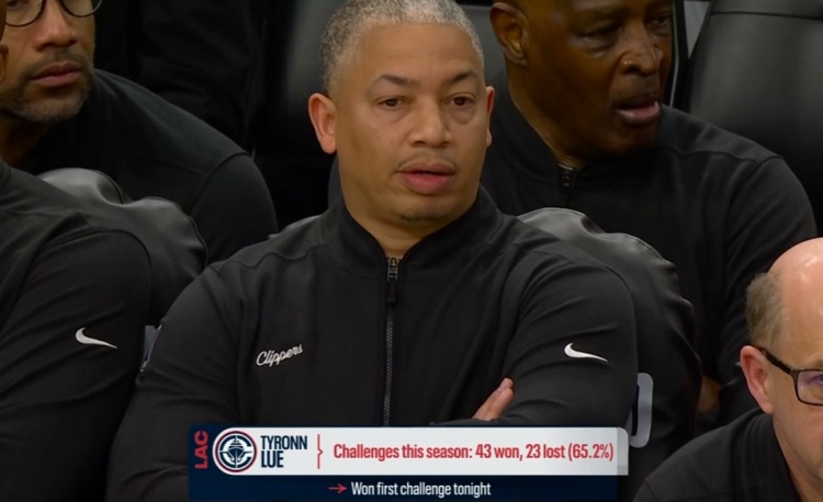 挑战成功率65.2%！泰伦·卢挑战开拓者出界球 成功拿回球权