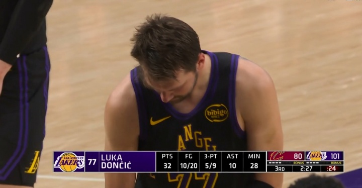 才第8年!东契奇两罚命中砍下本场第33分!生涯总得分突破1w5大关