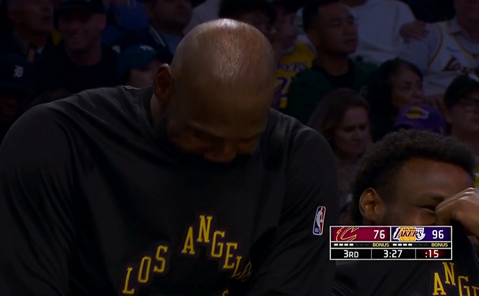 聊啥这么开心！詹姆斯坐在布朗尼旁边说悄悄话 父子俩捂嘴爆笑